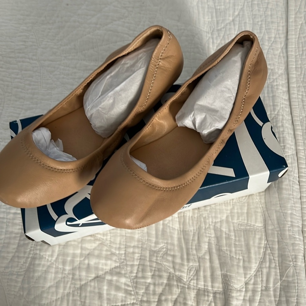 NIB LUCKY BRAND NUDE FLATS